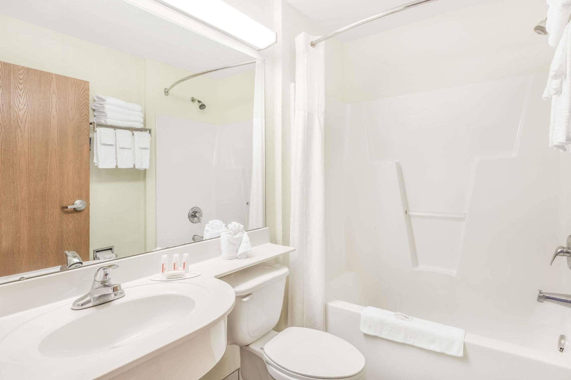 Microtel Inn & Suites By Wyndham Каролина Бийч Екстериор снимка
